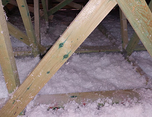 Zateplení stropu novostavby bungalovu s vazníkovou střešní konstrukcí